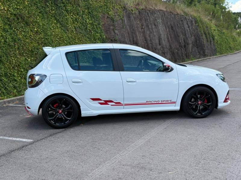 RENAULT - SANDERO - 2018/2018 - Branca - R$ 68.000,00