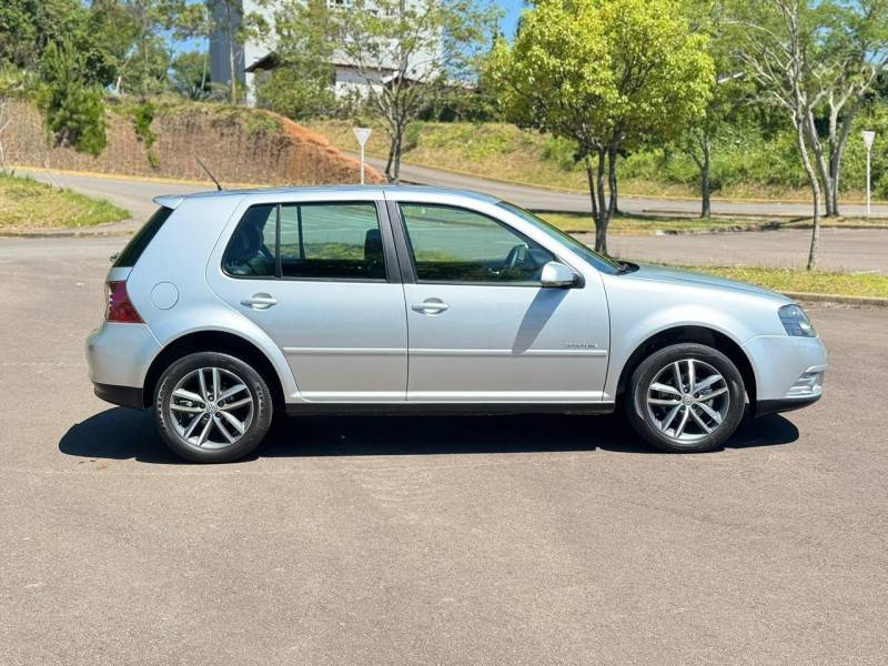 VOLKSWAGEN - GOLF - 2009/2010 - Prata - R$ 47.000,00