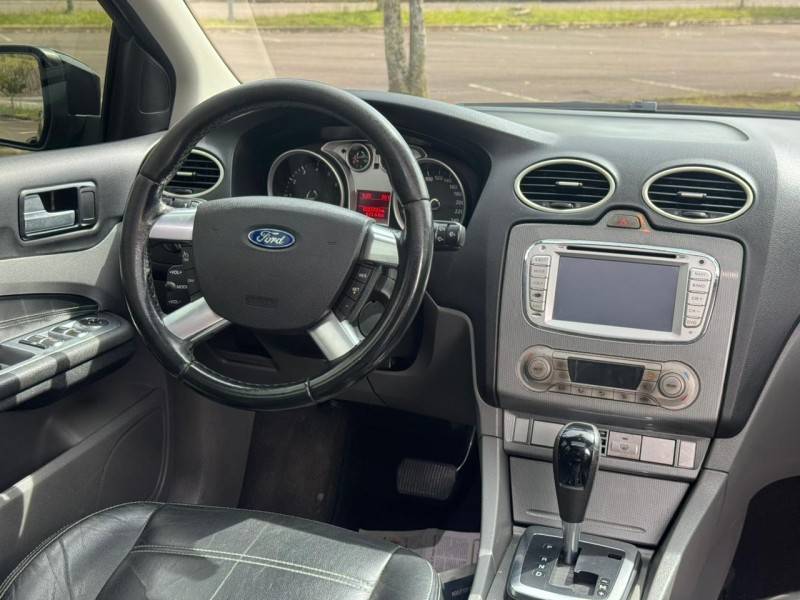 FORD - FOCUS - 2011/2012 - Preta - R$ 47.000,00