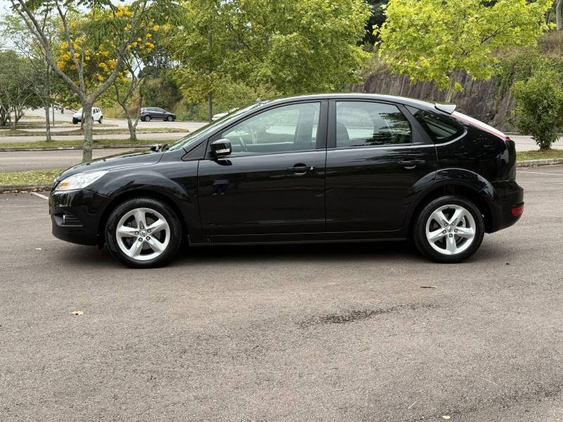 FORD - FOCUS - 2010/2011 - Preta - R$ 42.500,00