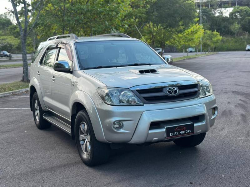 TOYOTA - HILUX SW4 - 2008/2008 - Prata - R$ 90.000,00
