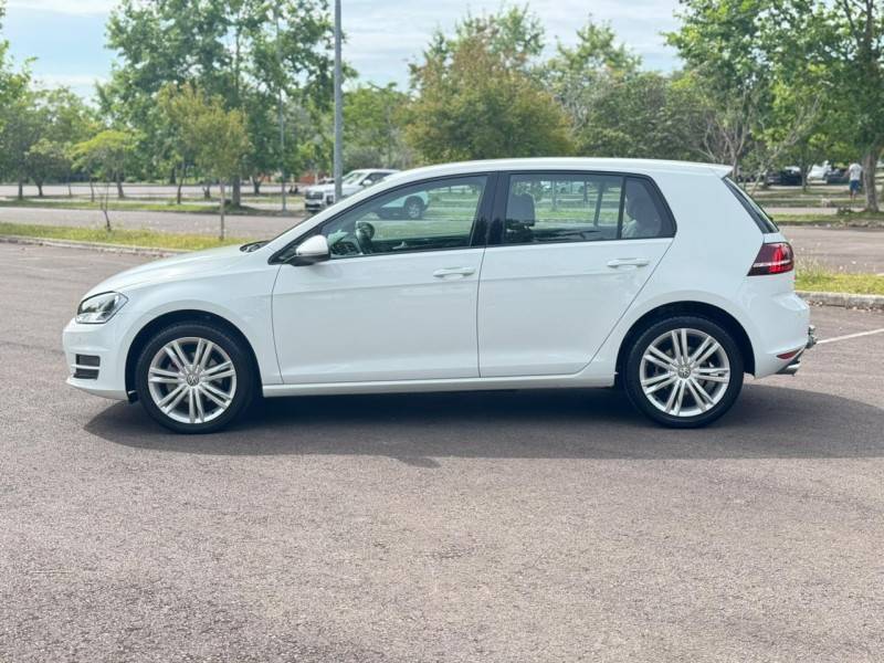 VOLKSWAGEN - GOLF - 2014/2015 - Branca - R$ 83.500,00