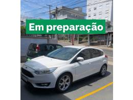 FORD - FOCUS - 2015/2016 - Branca - R$ 68.900,00