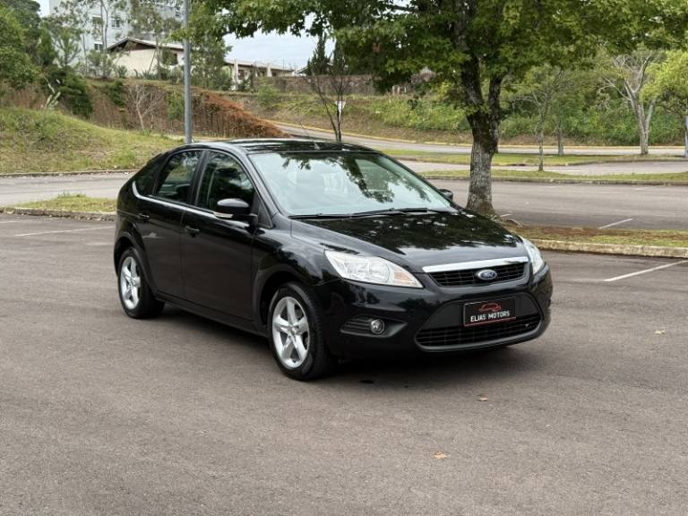 FORD - FOCUS - 2010/2011 - Preta - R$ 42.500,00