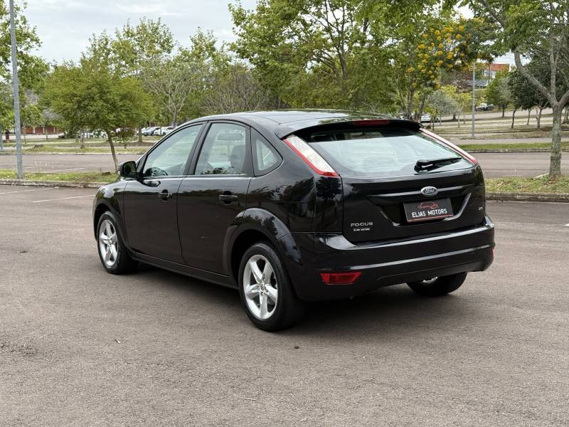 FORD - FOCUS - 2010/2011 - Preta - R$ 42.500,00