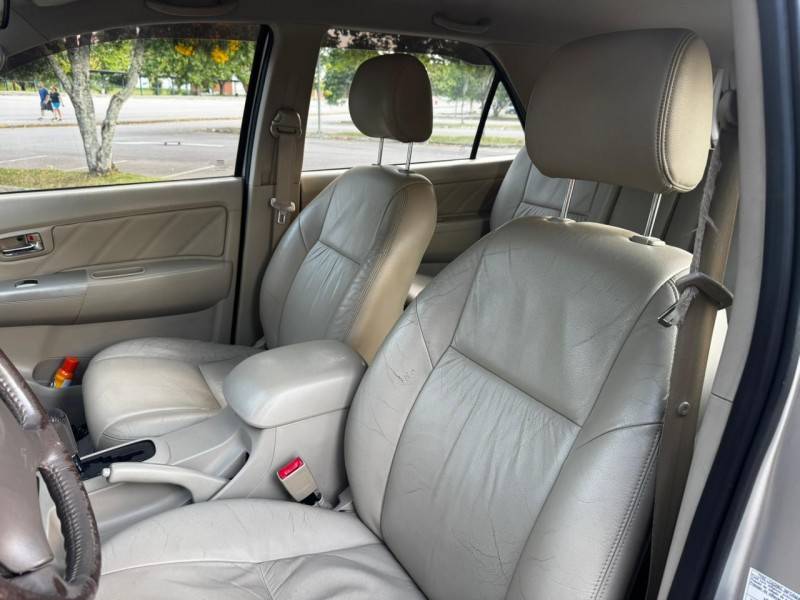 TOYOTA - HILUX SW4 - 2008/2008 - Prata - R$ 90.000,00