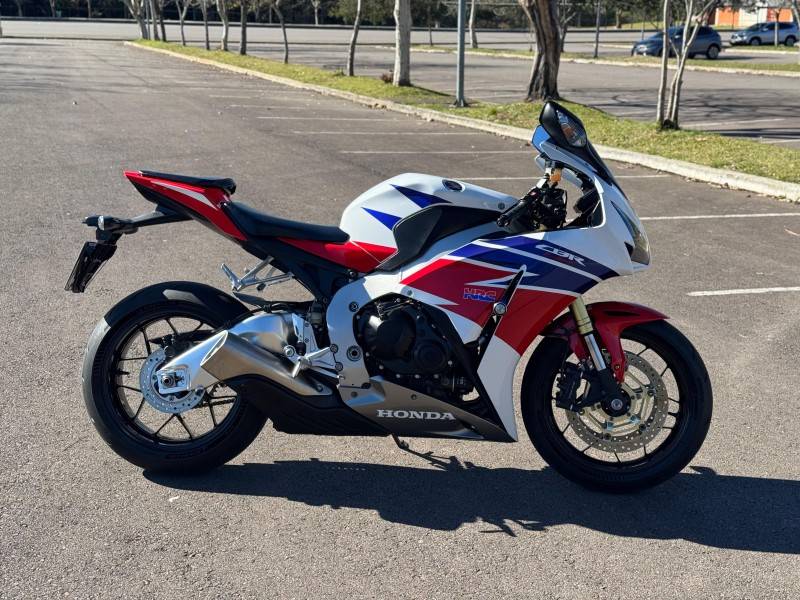 HONDA - CBR 1000RR - 2013/2013 - Branca - R$ 59.900,00