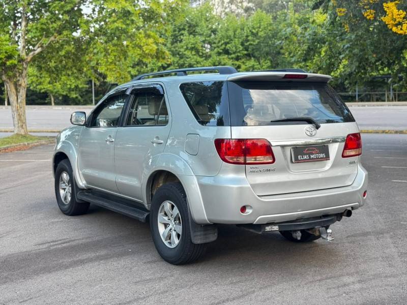 TOYOTA - HILUX SW4 - 2008/2008 - Prata - R$ 90.000,00