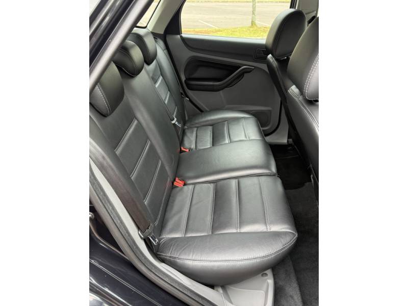 FORD - FOCUS - 2010/2011 - Preta - R$ 42.500,00