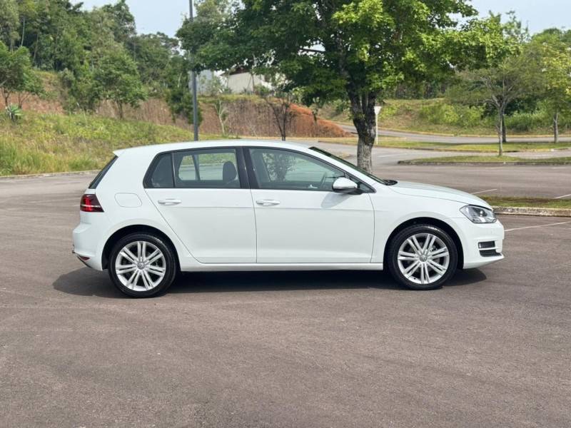 VOLKSWAGEN - GOLF - 2014/2015 - Branca - R$ 83.500,00