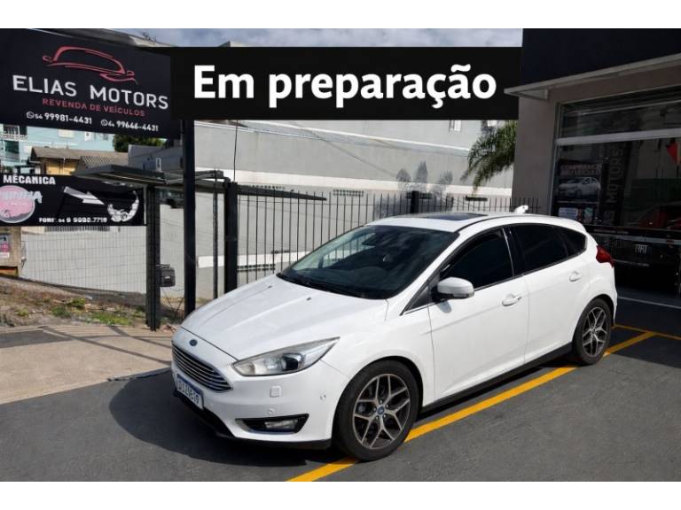 FORD - FOCUS - 2015/2016 - Branca - R$ 71.500,00